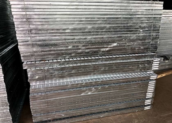 औद्योगिक स्टील वॉकवे झंझरी 824 मिमी पूर्व चित्रित स्टील का तार फ्रेम जाली